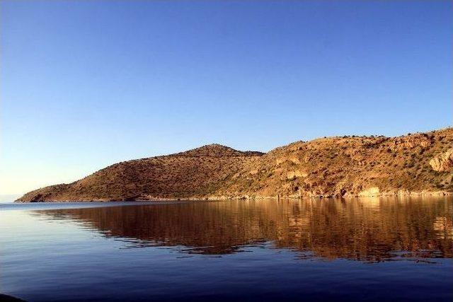 Van Gölü’nün Bakir Koyları Keşfediliyor