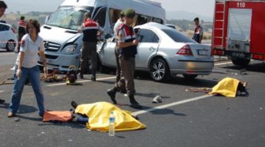 Nişan Yolunda Feci Kaza: 4 &Ouml;l&uuml;