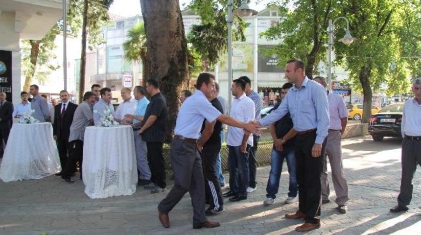 Hendek Belediye Personeli Ve Vatandaşlar Muammer Sencer Caddesi&rsquo;nde Bayramlaştı