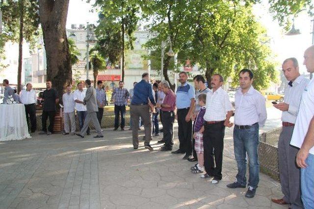 Hendek Belediye Personeli Ve Vatandaşlar Muammer Sencer Caddesi’nde Bayramlaştı