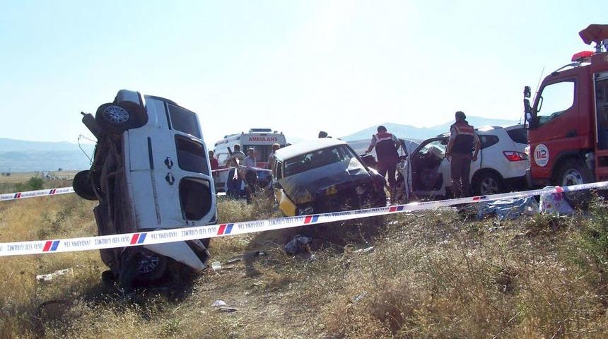Antalya'da &Uuml;&ccedil; Arabanın Karıştığı Kazada &Ouml;l&uuml; Sayısı 7 Oldu