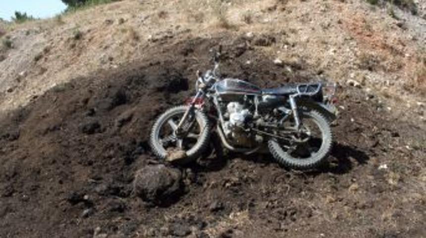 Motosiklet U&ccedil;uruma Yuvarlandı: 1 Yaralı