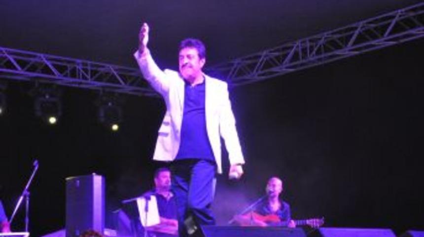 Ahmet Sel&ccedil;uk İlkan, Didim'de hayranlarıyla buluştu