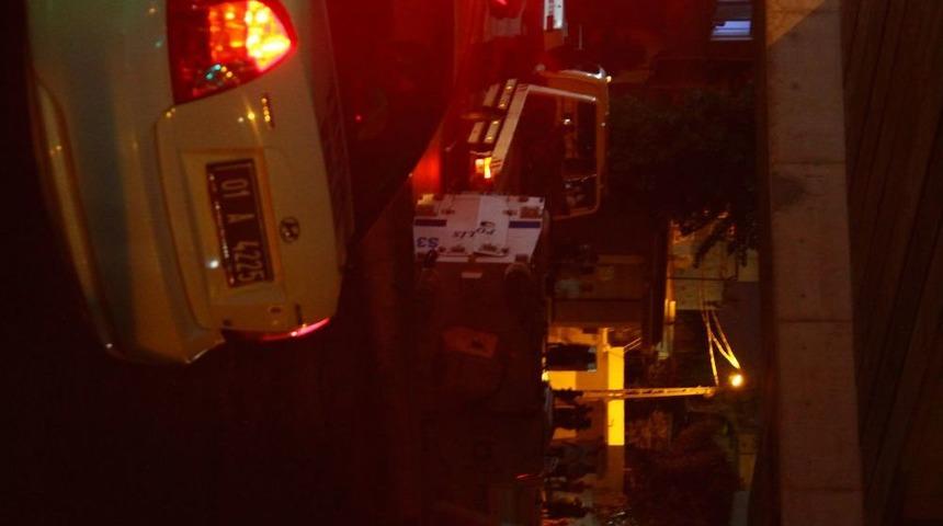 Molotof bombasından kaçan zırhlı araç devrildi: 3 polis yaralı