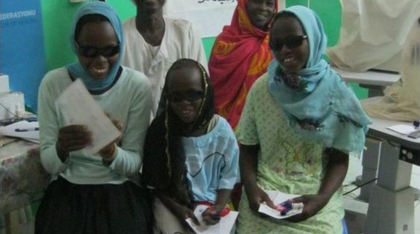 G&ouml;n&uuml;ll&uuml; T&uuml;rk Hekimler Kara Kıtada 13 Bin Kişinin G&ouml;z&uuml;n&uuml; A&ccedil;tı