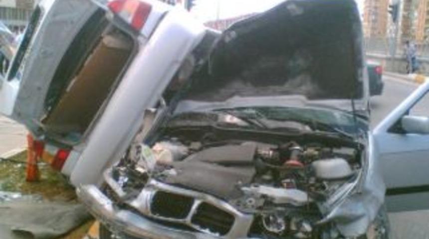 Otomobiller &ccedil;arpıştı 6 yaralı