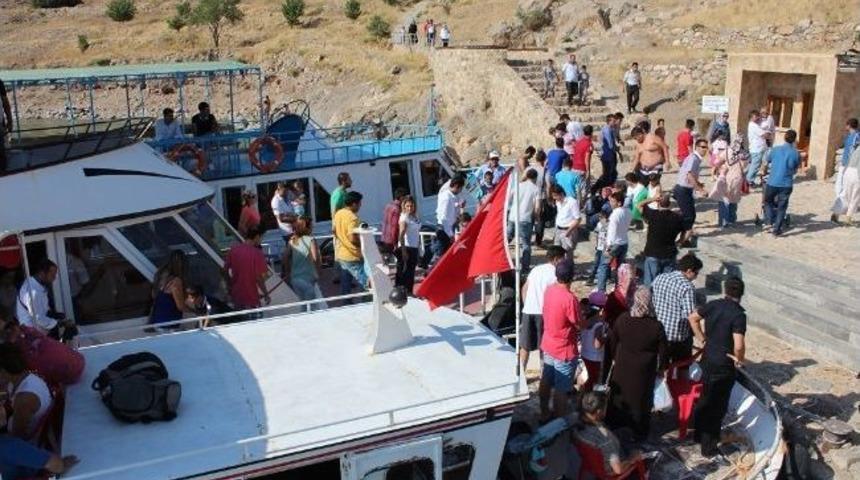 Akdamar Adası&rsquo;na Yerli Turist İlgisi