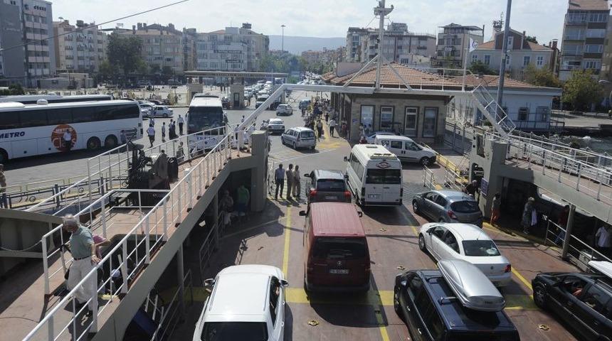 &Ccedil;anakkale feribot iskelelerinde uzun ara&ccedil; kuyrukları oluştu