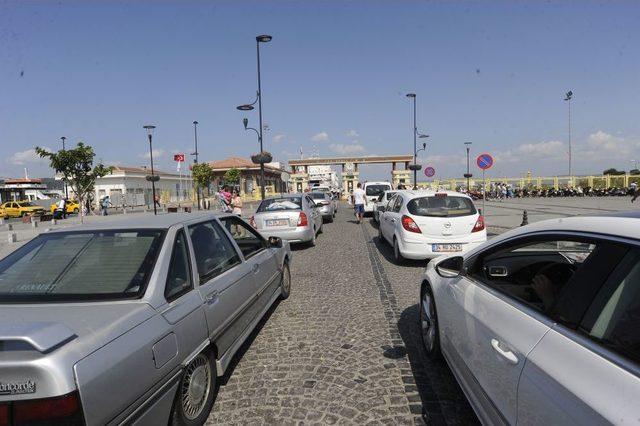 Çanakkale feribot iskelelerinde uzun araç kuyrukları oluştu