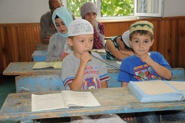 Trabzon Gen&ccedil;lik Meclisinden Kuran Kursu &Ouml;ğrencilerine Hediye 1