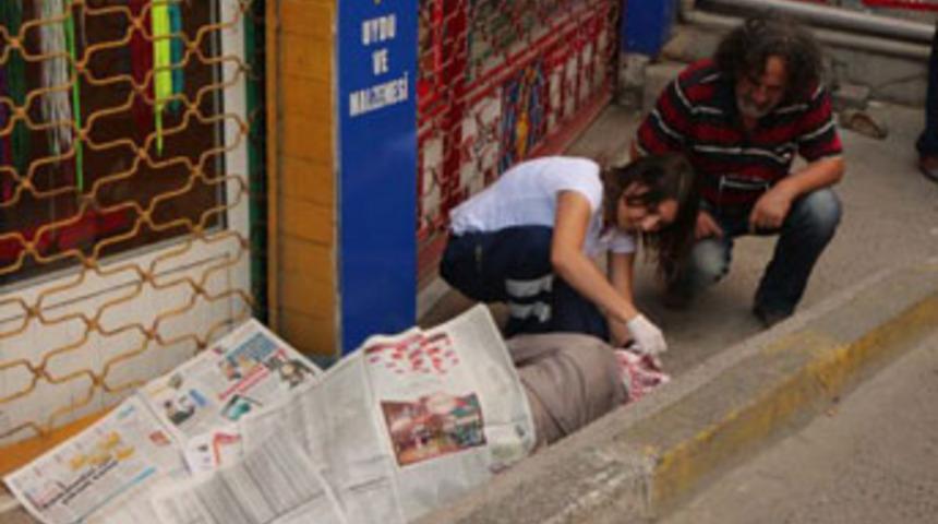 Ataşehir'de otomobil anne &ccedil;ocuklara &ccedil;arptı