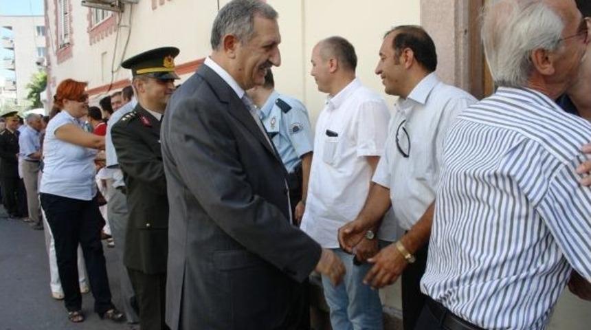 Ayvalık&rsquo;ta Şeker Gibi Bayramlaşma