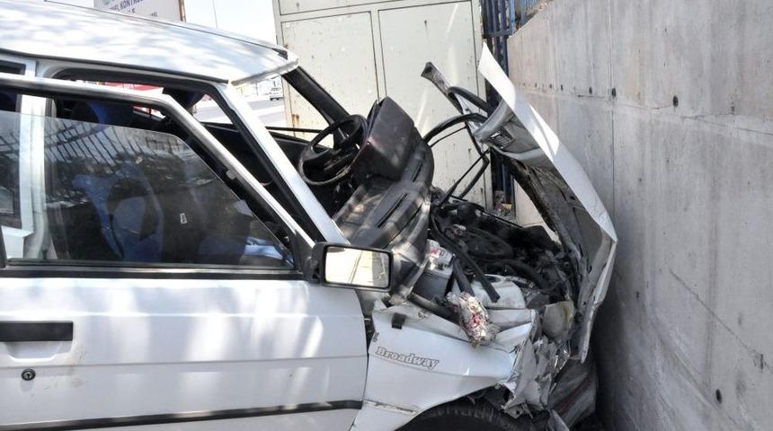 Sıkıştırılan Otomobil Duvara &Ccedil;arptı: 1 Yaralı