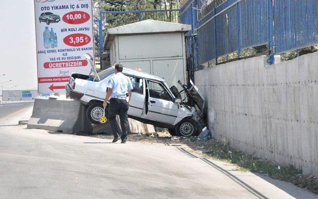 Sıkıştırılan Otomobil Duvara Çarptı: 1 Yaralı