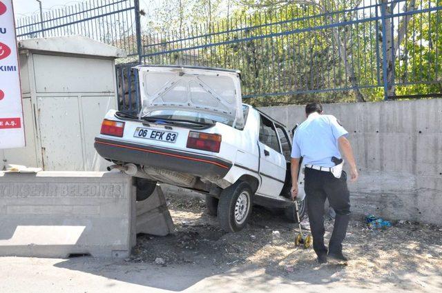 Sıkıştırılan Otomobil Duvara Çarptı: 1 Yaralı