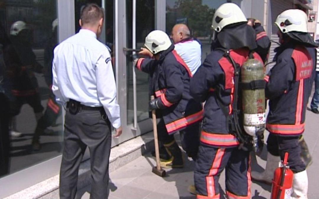 İtfaiyeyi, Bankadaki Yangından &Ccedil;ok Kapıyı Kırmak Uğraştırdı