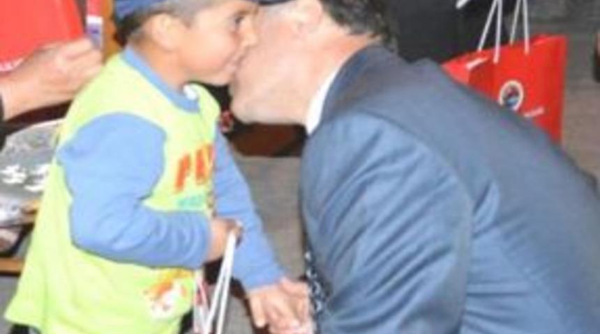 Vali Azizoğlu yardıma muhta&ccedil; &ccedil;ocuklarla buluştu