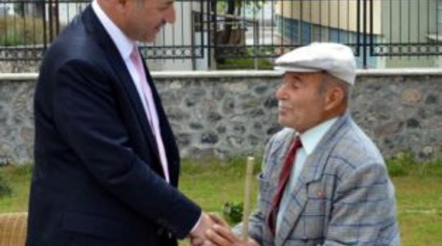 Vali Azizoğlu'ndan anlamlı bayramlaşma