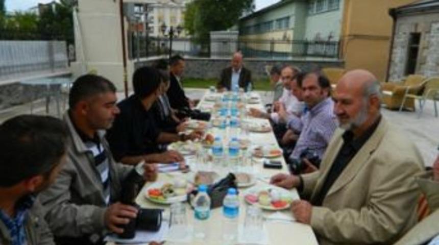 Vali Azizoğlu: Bardağın dolu tarafını g&ouml;relim!