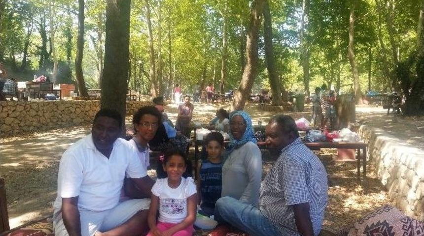 Denize Gidemeyenler Mesire Alanlarına Akın Etti