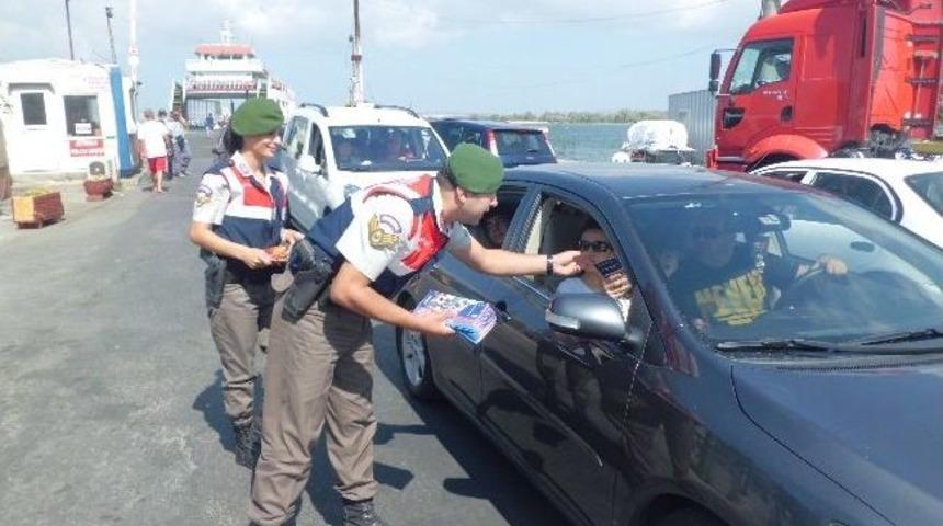 Jandarma Tatilcileri Şeker Ve &Ccedil;ikolatayla Uğurladı