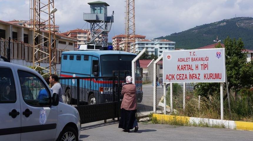 Mahkum yakını silahla cezaevine girdi