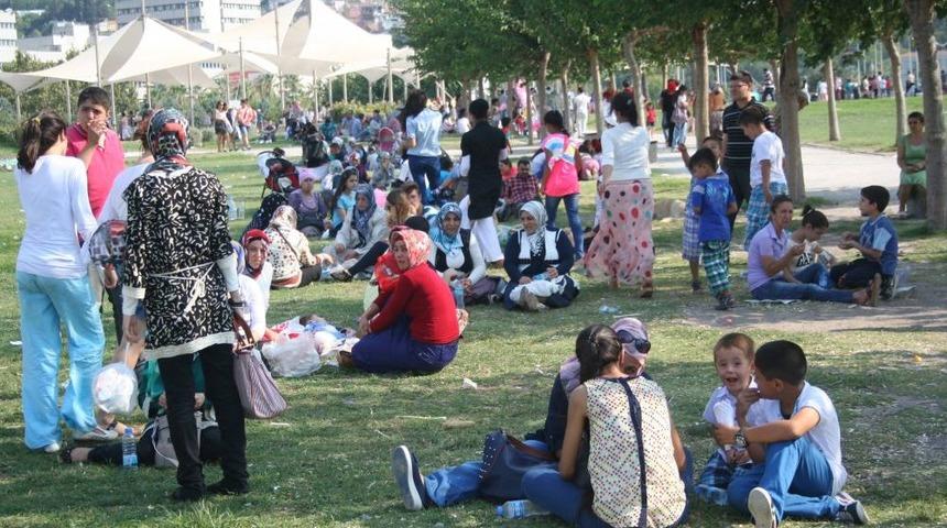 Bayram Tatilinin Son G&uuml;n&uuml;nde Sahil Kenarları Doldu Taştı