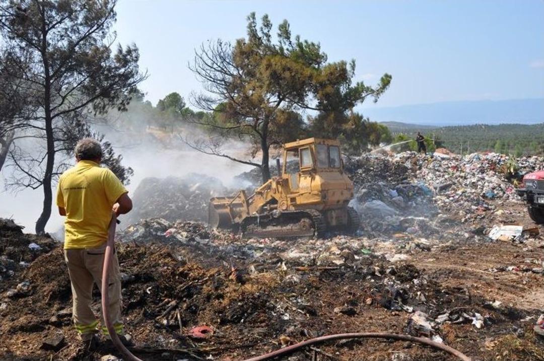 Burhaniye'de Bir D&ouml;n&uuml;ml&uuml;k Fıstık&ccedil;amı Alanı Yandı