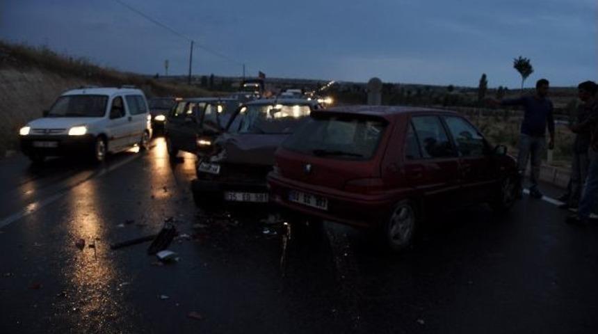 Uşak&rsquo;ta D&ouml;n&uuml;ş Yolu Kazaları: 24 Yaralı