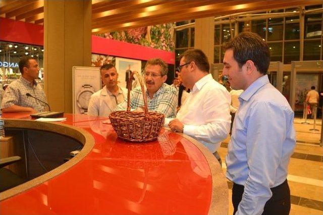 Başkan Poyraz, Bayramı Piazza da Kutladı 1