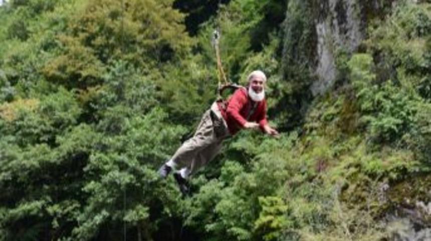 Rize'de Laz hacının zipline keyfi