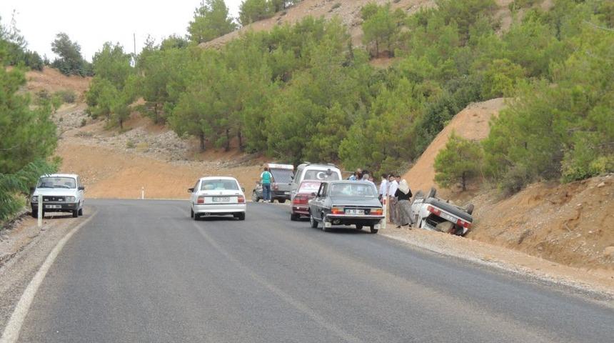 D&uuml;ğ&uuml;ne Giderken Kaza Yaptılar: 4 Yaralı
