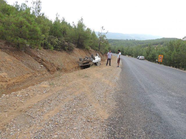 D&uuml;ğ&uuml;ne Giderken Kaza Yaptılar: 4 Yaralı 1
