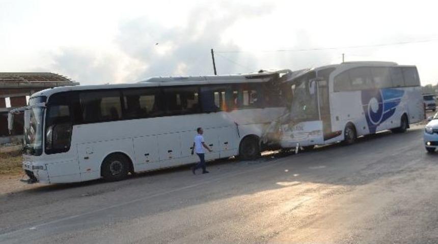 Otob&uuml;sler &Ccedil;arpıştı: 24 Yaralı