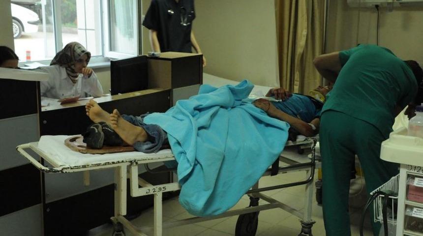 Otomobil baba oğulun bulunduğu motosikleti bi&ccedil;ti