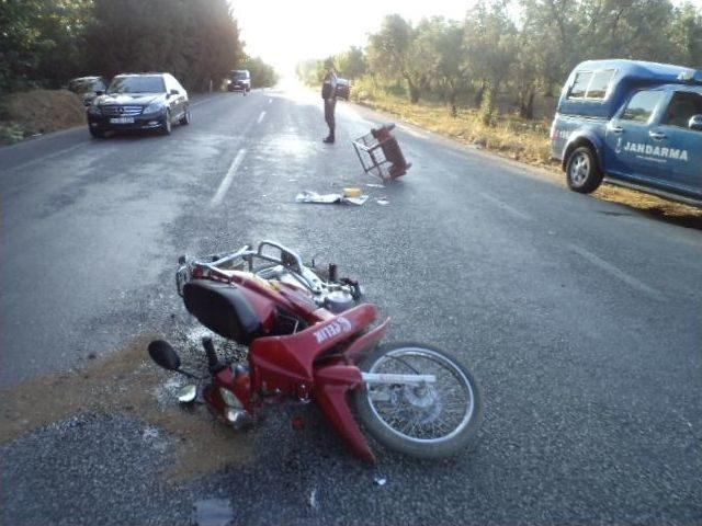 Otomobil baba oğulun bulunduğu motosikleti biçti