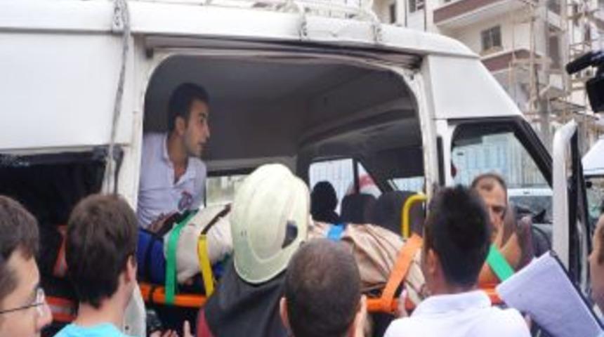 Annesinin kurtarılmasını bekledi