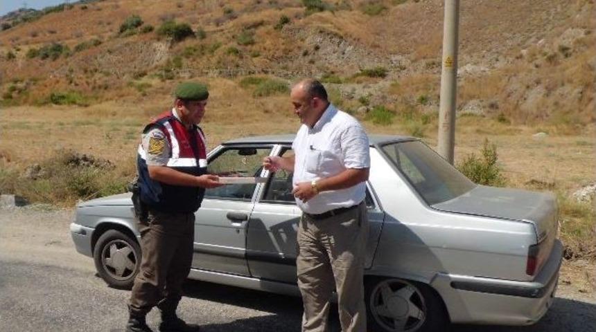 İncirliova Jandarması Artan Kazalar &Uuml;zerine Bayram D&ouml;n&uuml;ş&uuml; De S&uuml;r&uuml;c&uuml;leri Lokumla Uyardı