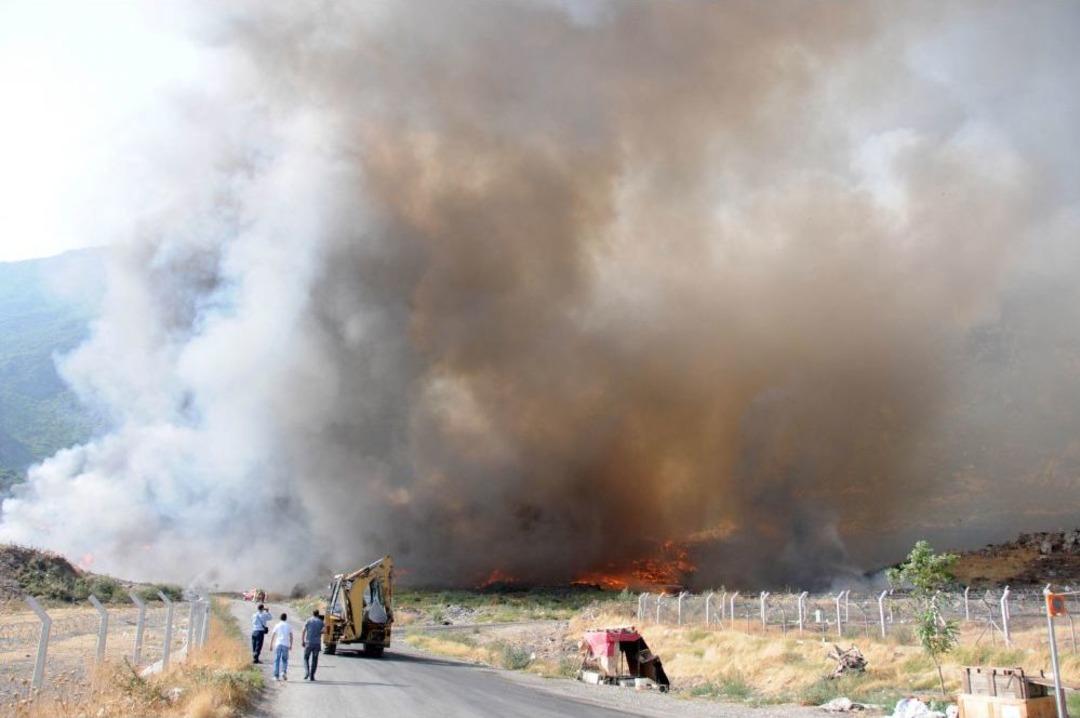 Manisa Şehir &Ccedil;&ouml;pl&uuml;ğ&uuml;nde Yangın &Ccedil;ıktı, Şehir Duman Altında Kaldı