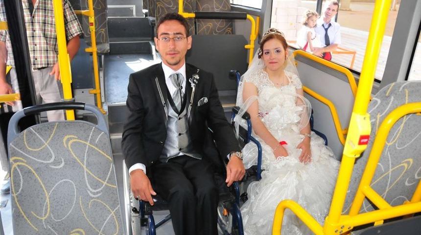 Engelli &ccedil;iftin tanıştıkları belediye otob&uuml;s&uuml; d&uuml;ğ&uuml;n arabası oldu