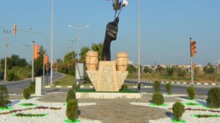 Ceyhan&rsquo;a Karpuz Ve Pamuk Anıtı