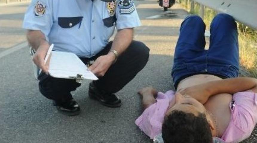 Yoldaki Taş Motosiklet S&uuml;r&uuml;c&uuml;s&uuml; Genci Canından Ediyordu