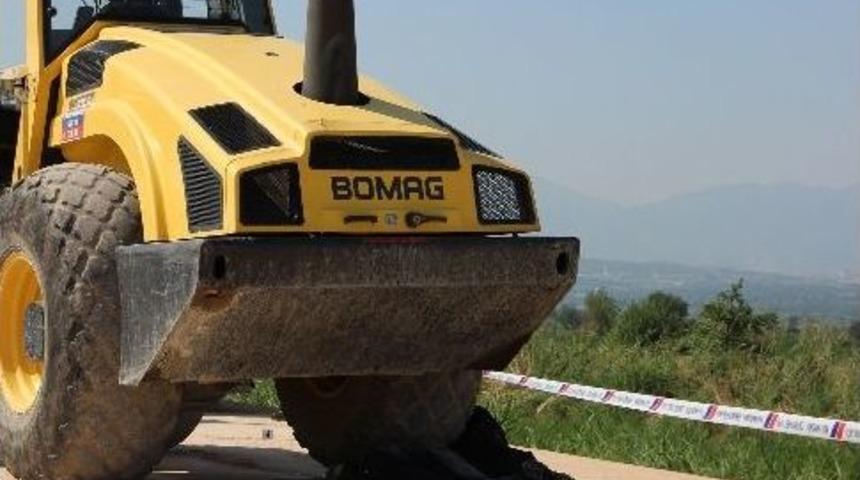 Silindirin altında kalan iş&ccedil;i hayatını kaybetti
