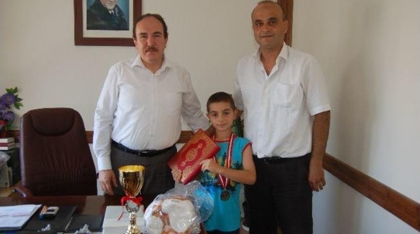 Duaları Ezberledi Kupasını Aldı