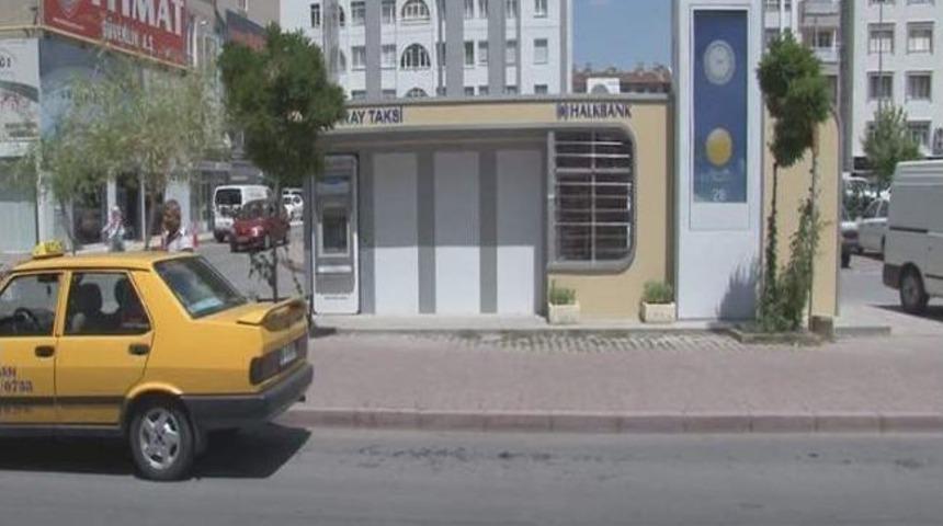 Banka G&ouml;r&uuml;n&uuml;m&uuml;ndeki Taksi Durakları İlgi Odağı Oldu