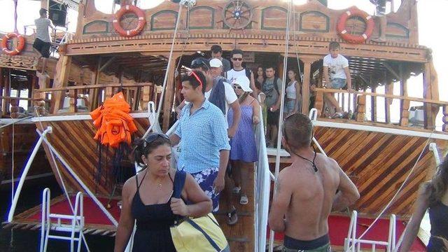 Ayvalık&rsquo;ta Tekne Turları Tatilcilerin G&ouml;zdesi Olmaya Devam Ediyor 1