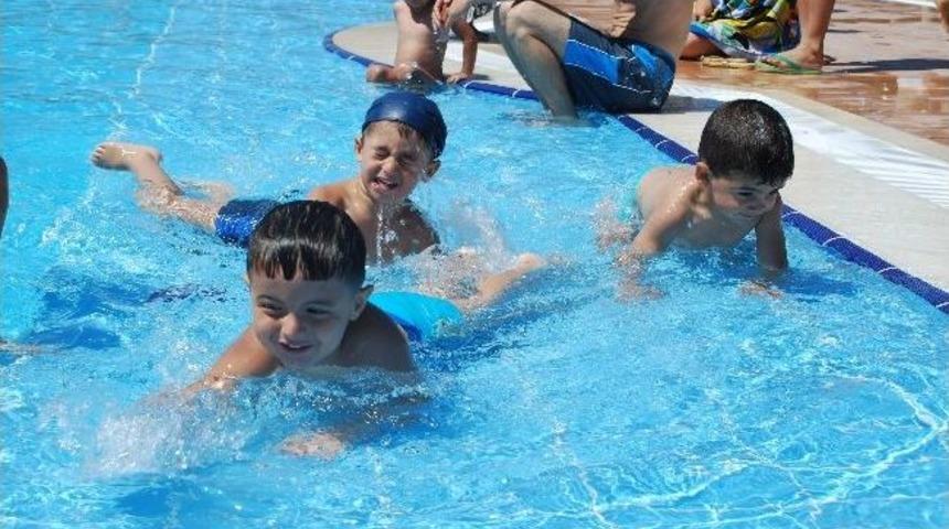 Sıcaktan Bunalanlar Havuza Akın Ediyor