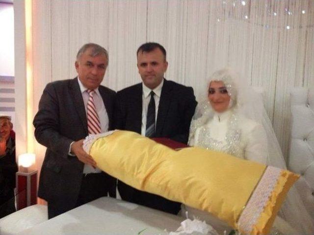 Çiçeği Burnunda Çiftlere Altın Yastık 1