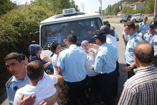 Minib&uuml;s Sahipleri İle Zabıta Arasında Arbede 3