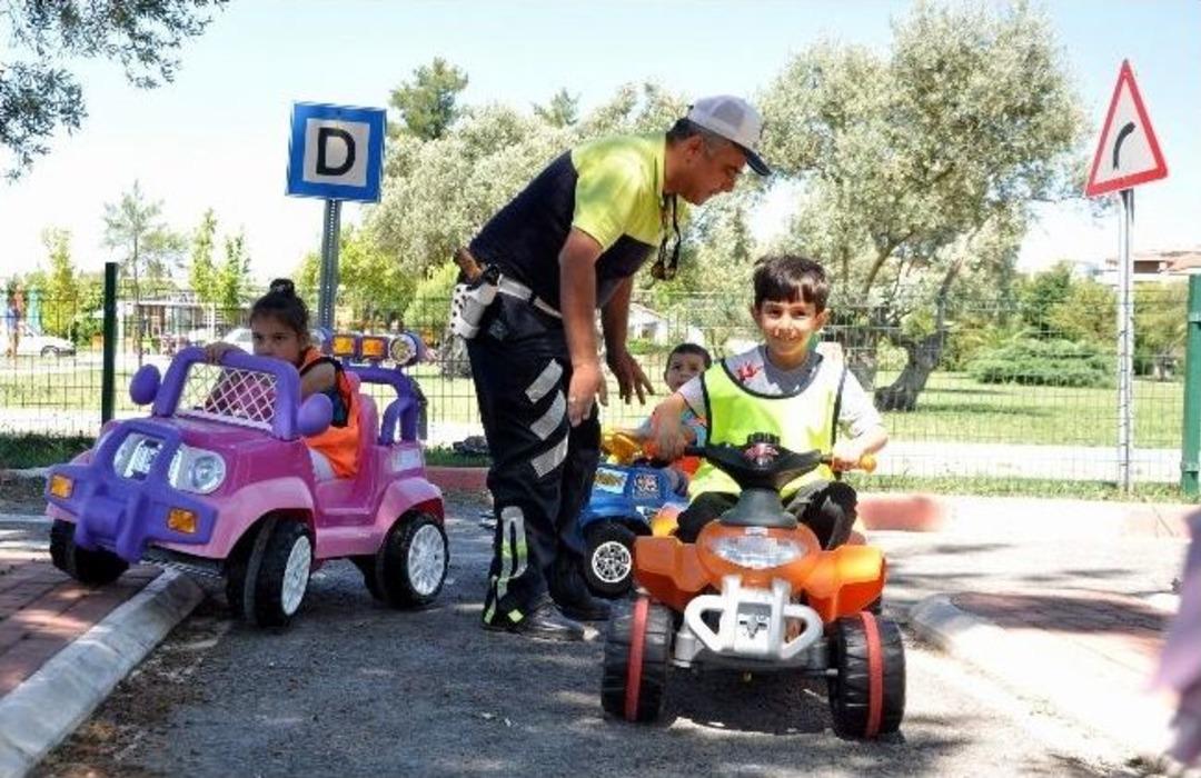 &ldquo;bug&uuml;n&uuml;n K&uuml;&ccedil;&uuml;kleri, Yarının S&uuml;r&uuml;c&uuml;lerine&rdquo; Trafik Eğitimi